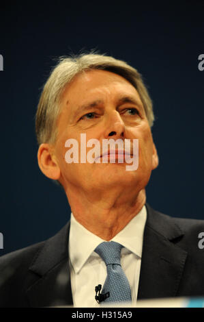 Birmingham, Vereinigtes Königreich. 3. Oktober 2016.  Philip Hammond, Kanzler des Finanzministeriums, hält seine Rede zur Konferenz, am zweiten Tag der konservativen Partei-Konferenz an der ICC Birmingham. Das Thema der Rede war "Eine Wirtschaft, die für alle funktioniert". Diese Konferenz folgt Referendum Entscheidung für das Vereinigte Königreich, die Europäische Union zu verlassen, und die anschließende Wahl von Theresa May als Führer der konservativen Partei. Kevin Hayes/Alamy Live-Nachrichten Stockfoto