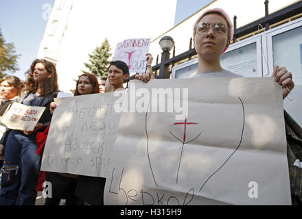 Kiew, Ukraine. 3. Oktober 2016. Ukrainische Demonstranten halten Plakate während der Rallye, die bundesweit Polinnen Streik vor der polnischen Botschaft in Kiew, Ukraine, am 3. Oktober 2016 zu unterstützen. Der polnische Streik ist ein Ausdruck der Opposition gegen die Vorschriften über das Abtreibungsgesetz stärken. Bildnachweis: ZUMA Press, Inc./Alamy Live-Nachrichten Stockfoto