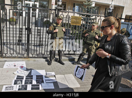 Kiew, Ukraine. 3. Oktober 2016. Eine ukrainische Demonstrant legt Plakate während der Rallye, die bundesweit Polinnen Streik vor der polnischen Botschaft in Kiew, Ukraine, am 3. Oktober 2016 zu unterstützen. Der polnische Streik ist ein Ausdruck der Opposition gegen die Vorschriften über das Abtreibungsgesetz stärken. Bildnachweis: ZUMA Press, Inc./Alamy Live-Nachrichten Stockfoto