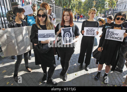 Kiew, Ukraine. 3. Oktober 2016. Ukrainische Demonstranten halten Plakate während der Rallye, die bundesweit Polinnen Streik vor der polnischen Botschaft in Kiew, Ukraine, am 3. Oktober 2016 zu unterstützen. Der polnische Streik ist ein Ausdruck der Opposition gegen die Vorschriften über das Abtreibungsgesetz stärken. Bildnachweis: ZUMA Press, Inc./Alamy Live-Nachrichten Stockfoto