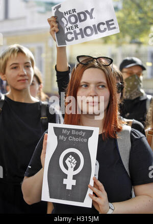 Kiew, Ukraine. 3. Oktober 2016. Ukrainische Demonstranten halten Plakate während der Rallye, die bundesweit Polinnen Streik vor der polnischen Botschaft in Kiew, Ukraine, am 3. Oktober 2016 zu unterstützen. Der polnische Streik ist ein Ausdruck der Opposition gegen die Vorschriften über das Abtreibungsgesetz stärken. Bildnachweis: ZUMA Press, Inc./Alamy Live-Nachrichten Stockfoto