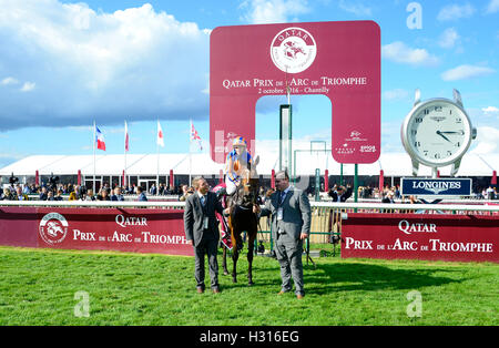 Chantilly Racecourse, Frankreich. 1. Oktober 2016. Prix de l Arc de Triomphe, race 4 auf Karte. Gefunden von Ryan Lee Moore gewinnt das Rennen geritten © Action Plus Sport/Alamy Live News Stockfoto