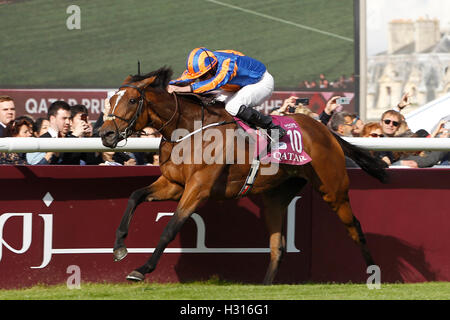 Chantilly Racecourse, Frankreich. 1. Oktober 2016. Prix de l Arc de Triomphe, race 4 auf Karte. Gefunden von Ryan Lee Moore gewinnt das Rennen gefahren. © Aktion Plus Sport/Alamy Live-Nachrichten Stockfoto