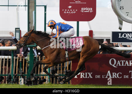 Chantilly Racecourse, Frankreich. 1. Oktober 2016. Prix de l Arc de Triomphe, race 4 auf Karte. Gefunden von Ryan Lee Moore gewinnt das Rennen gefahren. © Aktion Plus Sport/Alamy Live-Nachrichten Stockfoto