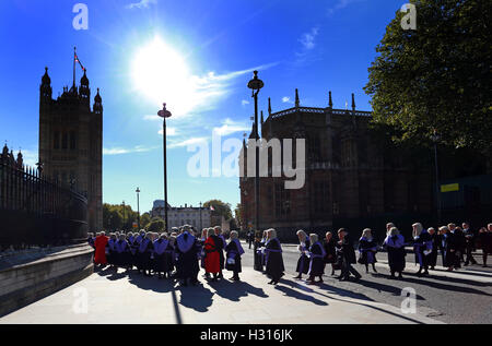 London, UK. 3. Oktober 2016. Beginn des Kalenderjahres. Westminster, London. 03.10.2016 Richter Prozess, das House of Parliament. Ein Dienst in der Westminster Abbey erfolgt durch den Dekan von Westminster zu Beginn des Kalenderjahres zu markieren. Richter, Gesetz-Offiziere, Kronanwalt (QC), Minister der Regierung und Rechtsanwälte besuchen den Dienst mit Richtern und QC zeremoniellen Kleid tragen. Bildnachweis: Paul Marriott Photography / Alamy Live News Stockfoto