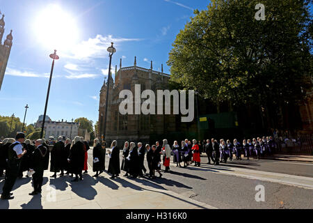 London, UK. 3. Oktober 2016. Beginn des Kalenderjahres. Westminster, London. 03.10.2016 Richter Prozess von Westminster Abbey, Houses of Parliament. Ein Dienst in der Westminster Abbey erfolgt durch den Dekan von Westminster zu Beginn des Kalenderjahres zu markieren. Richter, Gesetz-Offiziere, Kronanwalt (QC), Minister der Regierung und Rechtsanwälte besuchen den Dienst mit Richtern und QC zeremoniellen Kleid tragen. Bildnachweis: Paul Marriott Photography / Alamy Live News Stockfoto