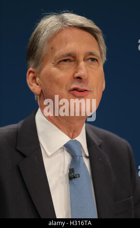 Birmingham, Vereinigtes Königreich. 3. Oktober 2016. Philip Hammond Mp Kanzler des Finanzministeriums konservativen Partei Konferenz 2016 der Icc-Birmingham, Birmingham, England 3. Oktober 2016 befasst sich mit der konservativen Partei Konferenz 2016 an der Icc-Birmingham, Birmingham, England-Credit: Allstar Bild Bibliothek/Alamy Live-Nachrichten Stockfoto