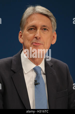 Birmingham, Vereinigtes Königreich. 3. Oktober 2016. Philip Hammond Mp Kanzler des Finanzministeriums konservativen Partei Konferenz 2016 der Icc-Birmingham, Birmingham, England 3. Oktober 2016 befasst sich mit der konservativen Partei Konferenz 2016 an der Icc-Birmingham, Birmingham, England-Credit: Allstar Bild Bibliothek/Alamy Live-Nachrichten Stockfoto