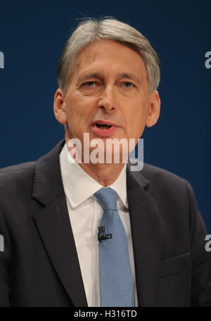 Birmingham, Vereinigtes Königreich. 3. Oktober 2016. Philip Hammond Mp Kanzler des Finanzministeriums konservativen Partei Konferenz 2016 der Icc-Birmingham, Birmingham, England 3. Oktober 2016 befasst sich mit der konservativen Partei Konferenz 2016 an der Icc-Birmingham, Birmingham, England-Credit: Allstar Bild Bibliothek/Alamy Live-Nachrichten Stockfoto