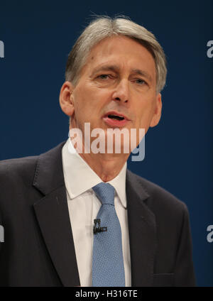 Birmingham, Vereinigtes Königreich. 3. Oktober 2016. Philip Hammond Mp Kanzler des Finanzministeriums konservativen Partei Konferenz 2016 der Icc-Birmingham, Birmingham, England 3. Oktober 2016 befasst sich mit der konservativen Partei Konferenz 2016 an der Icc-Birmingham, Birmingham, England-Credit: Allstar Bild Bibliothek/Alamy Live-Nachrichten Stockfoto