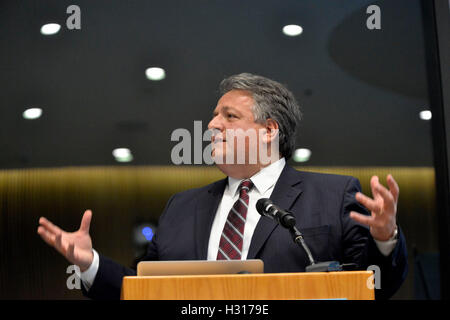 Cambridge, Massachusetts, USA. 29. März 2016. Dr. Noubar Afeyan, PhD, Co-Gründer von Moderna Theraputics, CEO von Flagsip Ventures im Gespräch mit Mitgliedern der Stiftung Luys während der Organisationen-Gala-Veranstaltung mit dem Präsidenten der armenischen S. Sargysyan in Attendence. © Kenneth Martin/ZUMA Draht/Alamy Live-Nachrichten Stockfoto