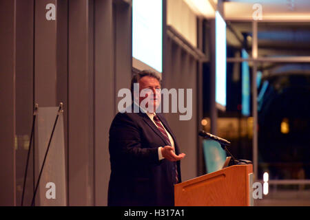 Cambridge, Massachusetts, USA. 29. März 2016. Dr. Noubar Afeyan, PhD, Co-Gründer von Moderna Theraputics, CEO von Flagship Ventures im Gespräch mit Mitgliedern der Stiftung Luys während der Organisationen-Gala-Veranstaltung mit dem Präsidenten der armenischen S. Sargysyan in Attendence. © Kenneth Martin/ZUMA Draht/Alamy Live-Nachrichten Stockfoto