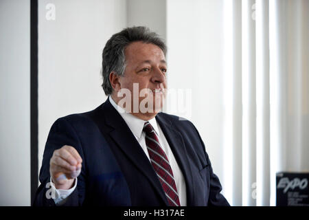 Cambridge, Massachusetts, USA. 29. März 2016. Dr. Noubar Afeyan, PhD, Co-Gründer von Moderna Theraputics, CEO von Flagship Ventures im Gespräch mit der armenische Präsident Serge Sargysyan Moderna Büros. © Kenneth Martin/ZUMA Draht/Alamy Live-Nachrichten Stockfoto