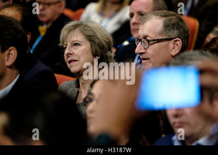 Parteitag der konservativen Tag 2 auf 10.03.2016 bei Birmingham ICC, Birmingham. Personen im Bild: Theresa kann, Premierminister des Vereinigten Königreichs, im Publikum hören von Philip Hammond, Kanzler des Finanzministeriums. Bild von Julie Edwards. Stockfoto