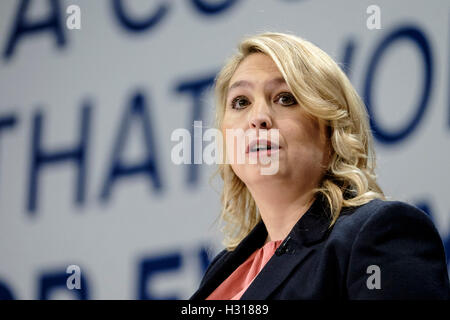 Parteitag der konservativen Tag 2 auf 10.03.2016 bei Birmingham ICC, Birmingham. Personen im Bild: Karen Bradley, Staatssekretär für Kultur, Medien und Sport, befasst sich Konferenz. Bild von Julie Edwards. Stockfoto