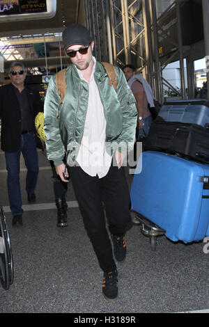 Los Angeles, Ca, USA. 3. Oktober 2016. Robert Pattinson gesehen am LAX Flughafen in Los Angeles, Kalifornien am 3. Oktober 2016. Bildnachweis: John Misa/Media Punch/Alamy Live-Nachrichten Stockfoto