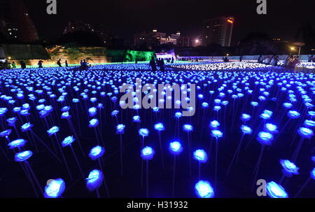 Fuzhou, Fujian Provinz. 3. Oktober 2016. LED-Rosen sind bei SanfangQixiang (drei Fahrspuren und sieben Gassen), eine lokale Aussichtspunkt in Fuzhou, Hauptstadt der Südosten Chinas Provinz Fujian, 3. Oktober 2016 beleuchtet. Eine Licht-Show besteht aus 30.000 Light Emitting Diode (LED) Rosen war offen für die Öffentlichkeit ab Okt. 1. Bildnachweis: Lin Shanchuan/Xinhua/Alamy Live-Nachrichten Stockfoto