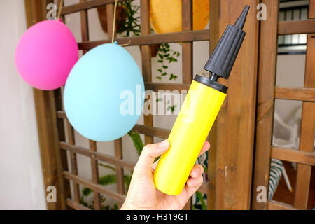 Ballons Pumpe Hand Partei Stockfoto