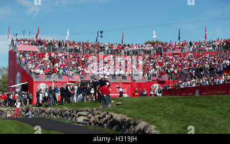 USAS Patrick Reed abschlägt 1. während der Einzelspiele am dritten Tag des 41. Ryder Cup Hazeltine National Golf Club in Chaska, Minnesota, USA. Stockfoto