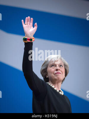 Premierminister Theresa May am ersten Tag der konservativen Partei-Konferenz im ICC in Birmingham. Stockfoto