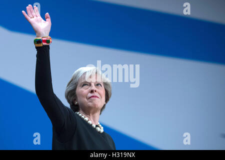 Premierminister Theresa May am ersten Tag der konservativen Partei-Konferenz im ICC in Birmingham. Stockfoto