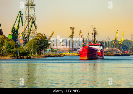 Bunker Schiff verlassen Hafen von Danzig, Polen. Stockfoto