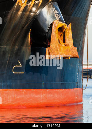 Alten rostigen Anker am Bug eines großen Frachters. Stockfoto