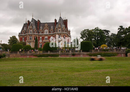 Ein Oldtimer-Streifen vorbei an der herrlichen Chateau Impney auf dem 2016 Hillclimb-event Stockfoto