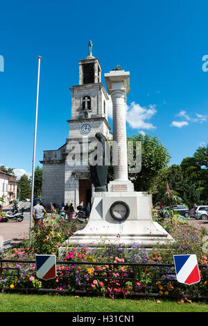 Kriegerdenkmal und Kirche in Divonne-Les-Bains, Auvergne-Rhône-Alpes, Frankreich Stockfoto