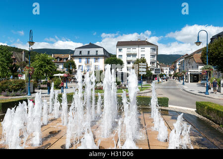 Brunnen auf einem Kreisverkehr in Divonne-Les-Bains, Auvergne-Rhône-Alpes, Frankreich Stockfoto