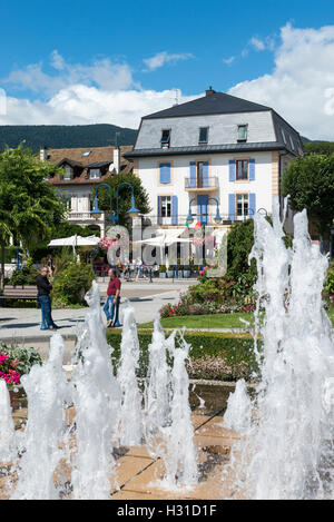 Brunnen auf einem Kreisverkehr in Divonne-Les-Bains, Auvergne-Rhône-Alpes, Frankreich Stockfoto