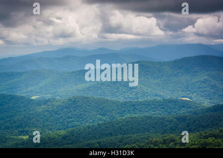 Schichten von den Blue Ridge Mountains, gesehen vom Skyline Drive im Shenandoah-Nationalpark, Virginia. Stockfoto