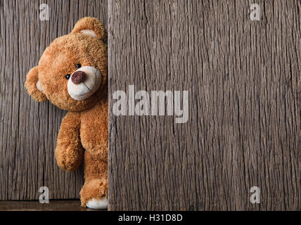 Niedliche Teddybären auf alten Holz Hintergrund mit Textfreiraum Stockfoto