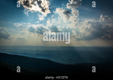 Sonnenstrahlen über das Shenandoah-Tal, im Shenandoah-Nationalpark, Virginia. Stockfoto