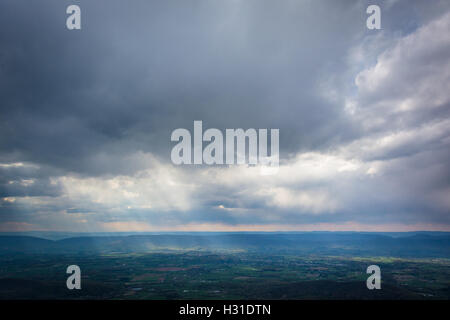 Sonnenstrahlen über das Shenandoah-Tal von Skyline Drive im Shenandoah-Nationalpark, Virginia gesehen. Stockfoto