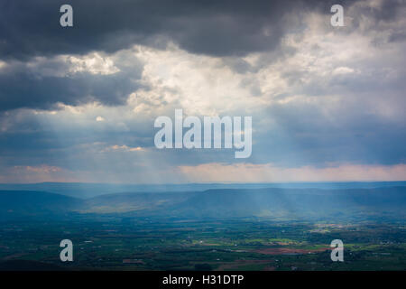 Sonnenstrahlen über das Shenandoah-Tal von Skyline Drive im Shenandoah-Nationalpark, Virginia gesehen. Stockfoto