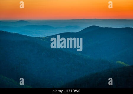 Sonnenaufgang über den Appalachen, gesehen vom Skyline Drive im Shenandoah-Nationalpark, Virginia. Stockfoto