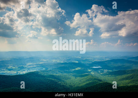 Blick auf das Shenandoah-Tal von kleinen steinigen Mann Klippen im Shenandoah-Nationalpark, Virginia. Stockfoto