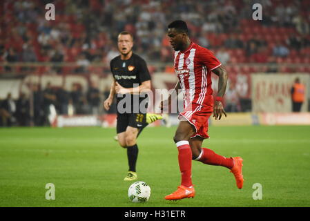 Athen, Griechenland. 2. Oktober 2016. Brown Ideye (keine 99) von Olympiacos Angriff unter dem Druck von Jakob Johansson (Nr. 18) von AEK. Triumph für Olympiacos (rot)-Fußball-Nationalmannschaft, denen es gelingt, AEK (gelb-schwarz) Fußball Team 3: 0 für die griechische Super League zu gewinnen. Bildnachweis: Dimitrios Karvountzis/Pacific Press/Alamy Live-Nachrichten Stockfoto