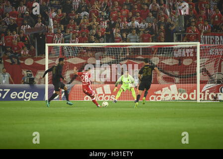 Athen, Griechenland. 2. Oktober 2016. Andre Martins von Olympiacos (Nr. 28) erzielt das zweite Tor seines Teams gegen AEK. Triumph für Olympiacos (rot)-Fußball-Nationalmannschaft, denen es gelingt, AEK (gelb-schwarz) Fußball Team 3: 0 für die griechische Super League zu gewinnen. Bildnachweis: Dimitrios Karvountzis/Pacific Press/Alamy Live-Nachrichten Stockfoto