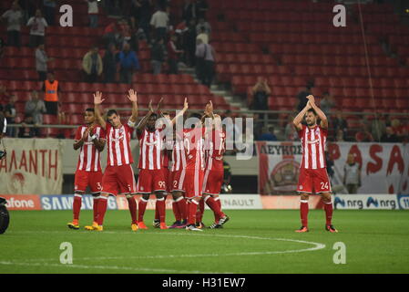 Athen, Griechenland. 2. Oktober 2016. Spieler von Olympiacos begrüßen ihre Fans am Ende des Spiels. Triumph für Olympiacos (rot)-Fußball-Nationalmannschaft, denen es gelingt, AEK (gelb-schwarz) Fußball Team 3: 0 für die griechische Super League zu gewinnen. Bildnachweis: Dimitrios Karvountzis/Pacific Press/Alamy Live-Nachrichten Stockfoto