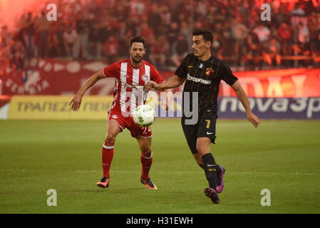 Athen, Griechenland. 2. Oktober 2016. Alberto De La Bella (Nr. 24) von Olympiacos drängt Lazaros Xristodoulopoulos (Nr. 7) von AEK. Triumph für Olympiacos (rot)-Fußball-Nationalmannschaft, denen es gelingt, AEK (gelb-schwarz) Fußball Team 3: 0 für die griechische Super League zu gewinnen. Bildnachweis: Dimitrios Karvountzis/Pacific Press/Alamy Live-Nachrichten Stockfoto