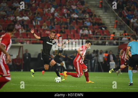 Athen, Griechenland. 2. Oktober 2016. Tomas Pekhart (Nr. 14) der AEK klaut den Ball von Luka Milivojevic (Nr. 5) von Olympiacos. Triumph für Olympiacos (rot)-Fußball-Nationalmannschaft, denen es gelingt, AEK (gelb-schwarz) Fußball Team 3: 0 für die griechische Super League zu gewinnen. Bildnachweis: Dimitrios Karvountzis/Pacific Press/Alamy Live-Nachrichten Stockfoto