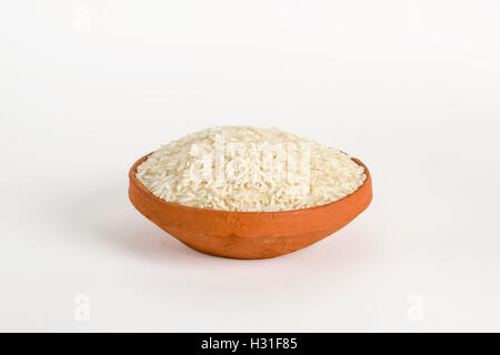 Basmati Rice (ungekocht) in einer Ton-Schüssel Stockfoto