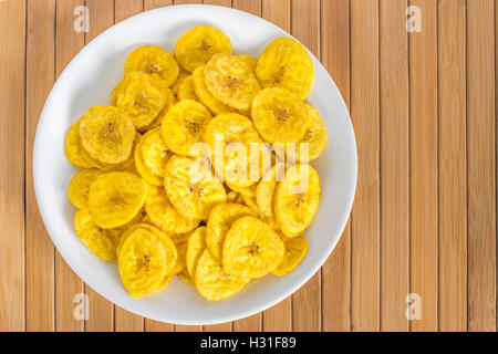 Gebratene Bananen-chips in einem weißen Teller Stockfoto