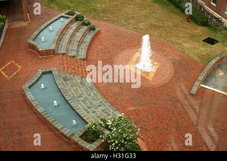 Blick auf den Springbrunnen auf dem Randolph College Campus, Lynchburg, VA, USA Stockfoto