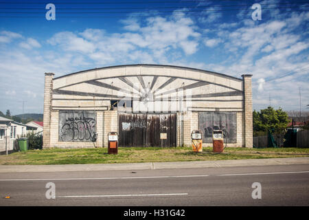 Vintage stillgelegten Garage vorne und Benzin-Gas-Benzin Pumpen Boolaroo NSW Australia Stockfoto