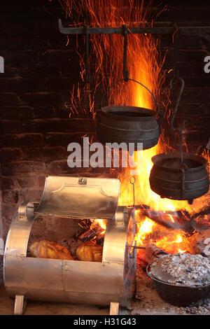 Alten Stil kochen im Kamin Stockfoto