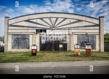 Stillgelegten Oldtimer Garage Tankstelle Tankstelle mit Zapfsäulen und Distictive steigende Sonne Fassade Front Boolaroo NSW Australi Stockfoto