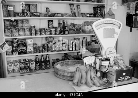 Innere des traditionellen Tante-Emma-Laden mit waren in Regalen, Zähler und alt mit einem Gewicht von Skalen Llangian Gwynedd Wales UK Stockfoto